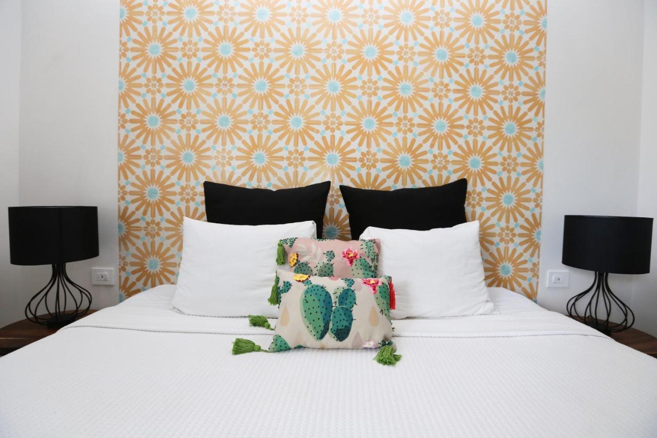 Casa Chukum Hotel Bacalar Bagian luar foto A bed with cushions