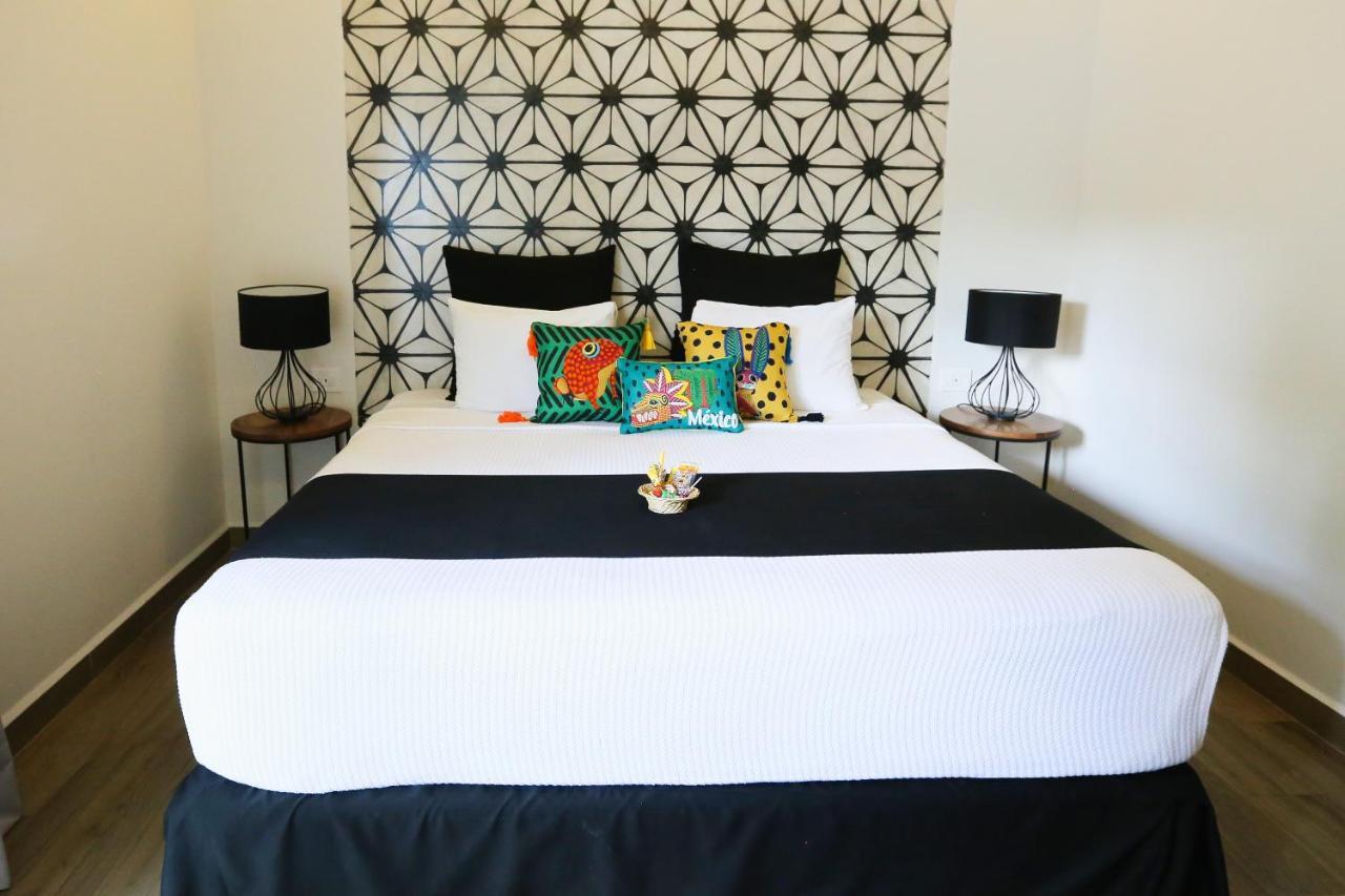 Casa Chukum Hotel Bacalar Bagian luar foto A bed with a bed runner