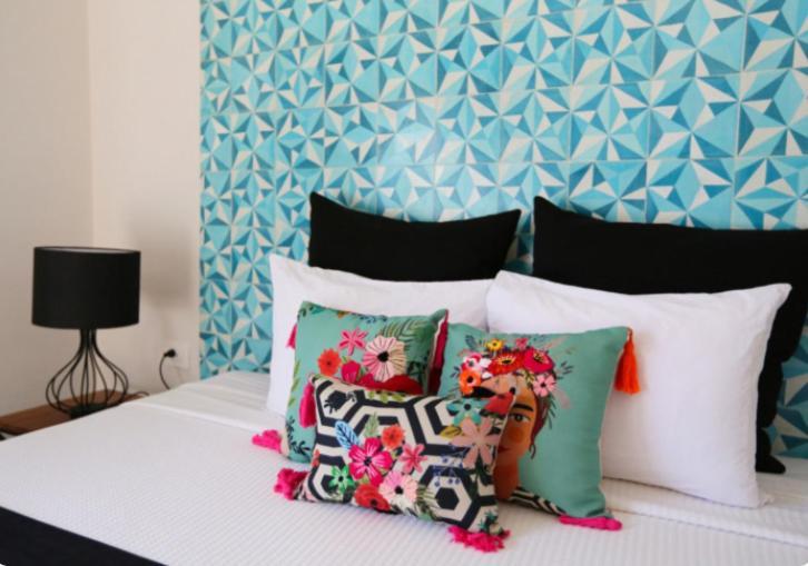 Casa Chukum Hotel Bacalar Bagian luar foto A bed with cushions